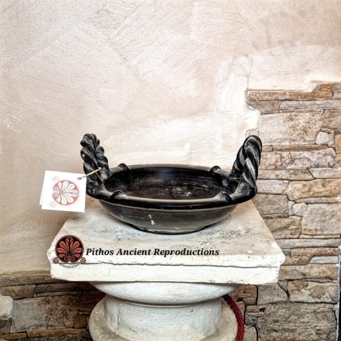 Coppa biansata etrusca in bucchero (1)