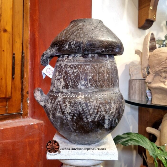 Urna villanoviana biconica di impasto