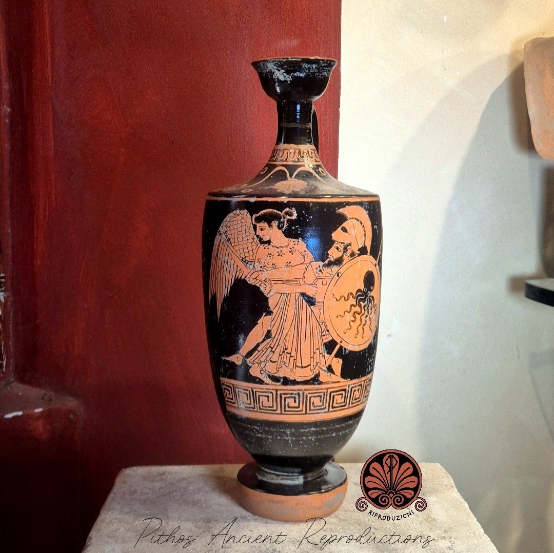 Lekythos globulare apulo donna palmette figure rosse A