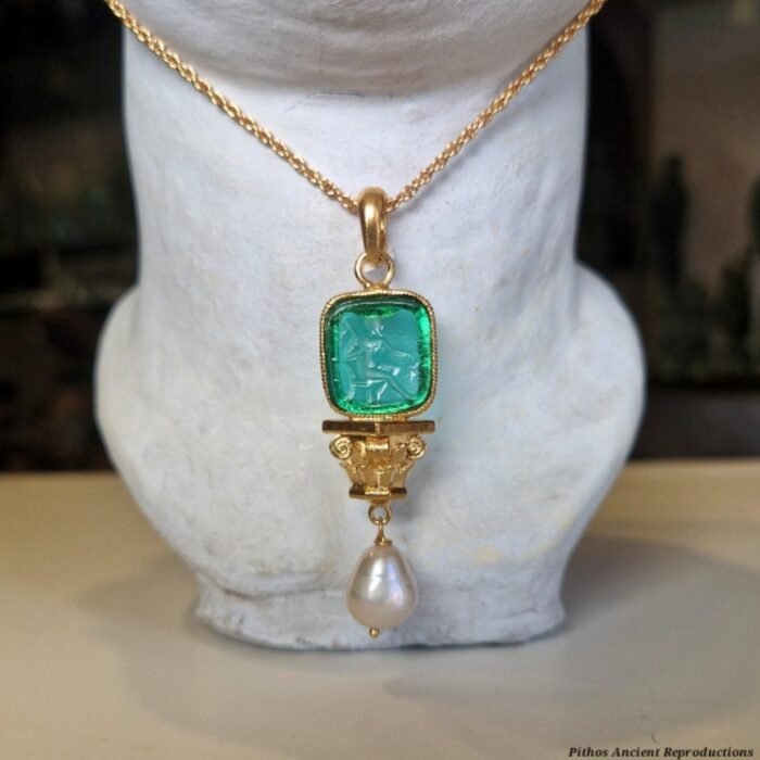Collana artigianale stile antico capitello Pasta vitrea incisa