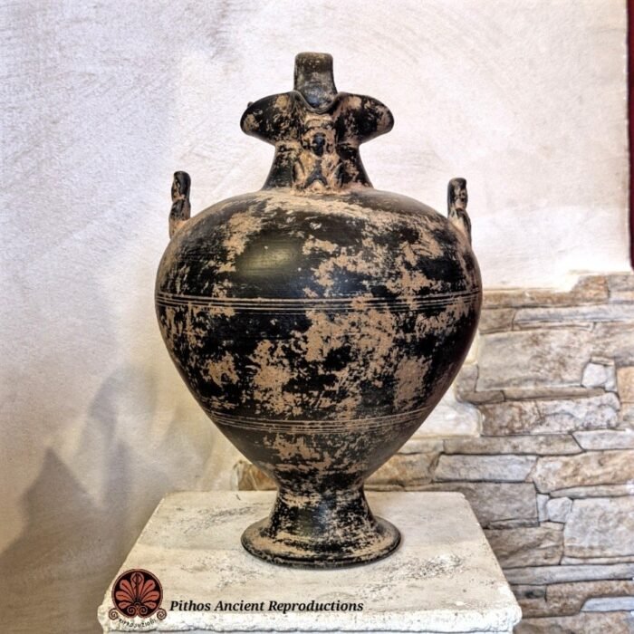 Oinochoe trilobata a rotelle in bucchero statue