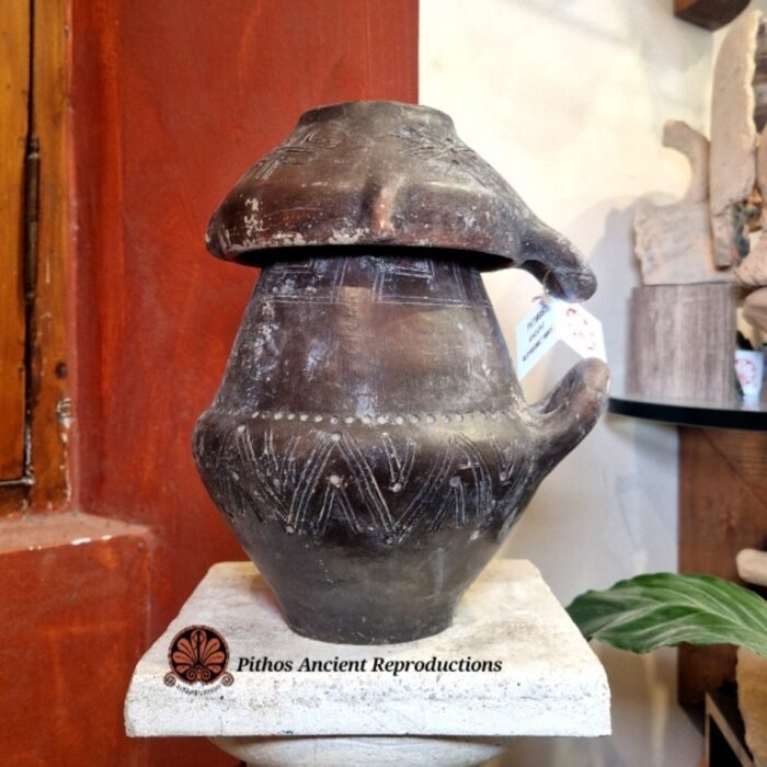 Urna villanoviana biconica di impasto