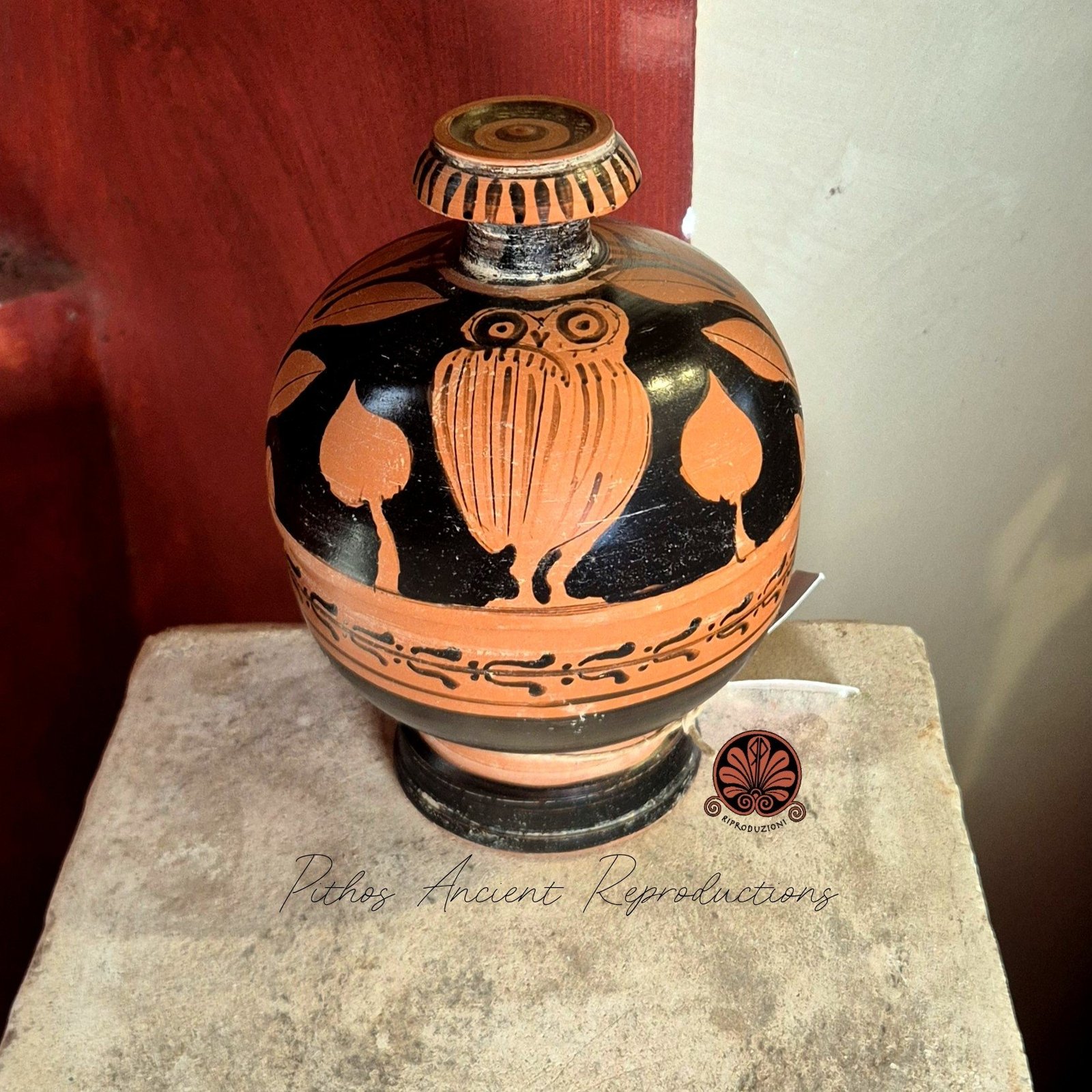 Pisside apula con civette a figure rosse