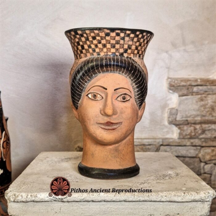 Oinochoe volto donna figure nere