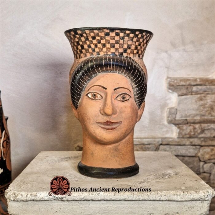Oinochoe volto donna figure nere