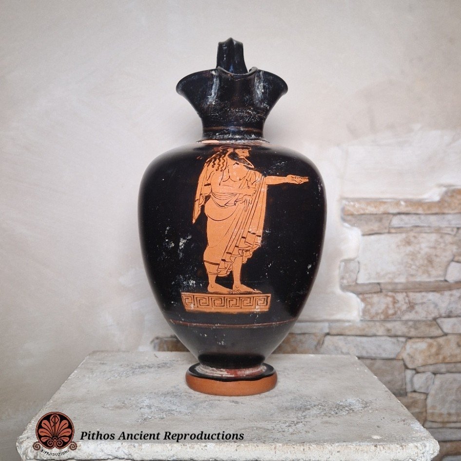 Oinochoe attica trilobata figure rosse Dioniso