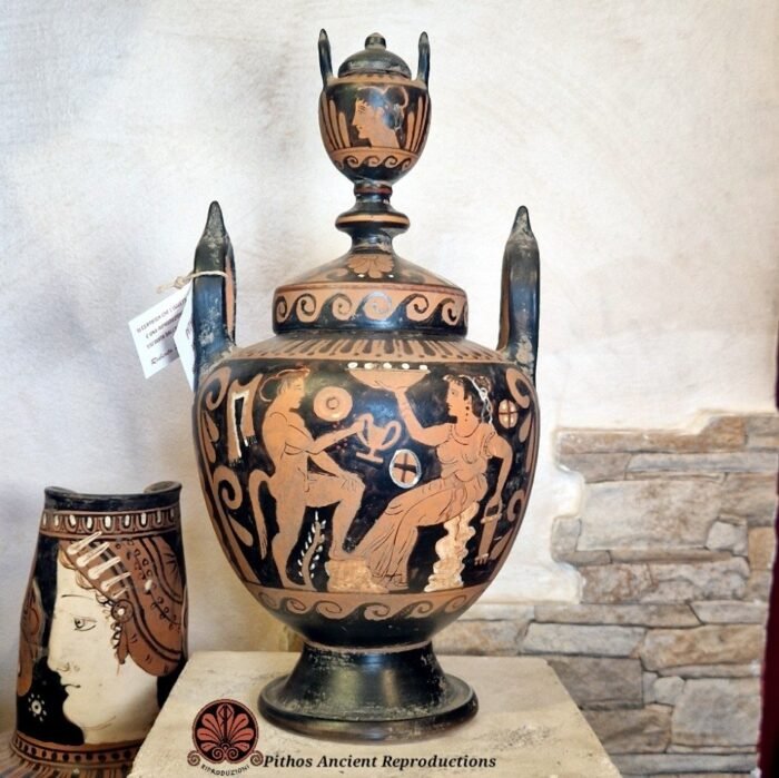 Lebes Gamikos apulo a figure rosse Guerriero/Menade/Giovane uomo - immagine 3