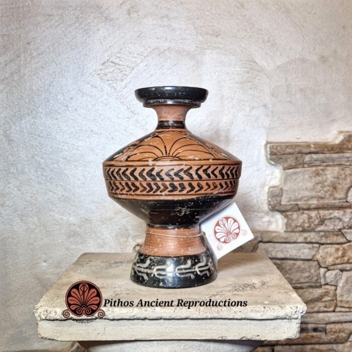 Vaso pisside a figure rosse - immagine 3