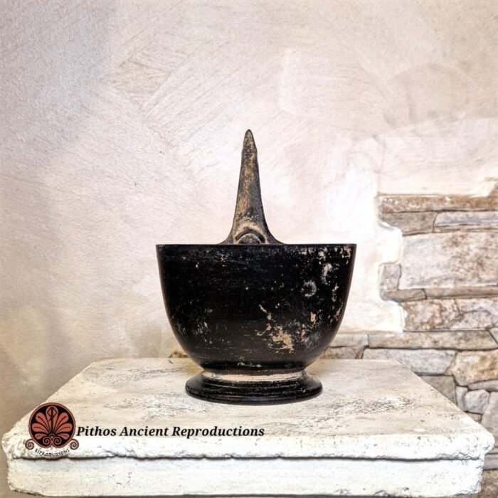 Kyathos bucchero volto