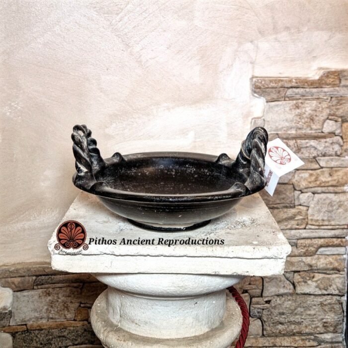 Coppa biansata etrusca in bucchero (2)