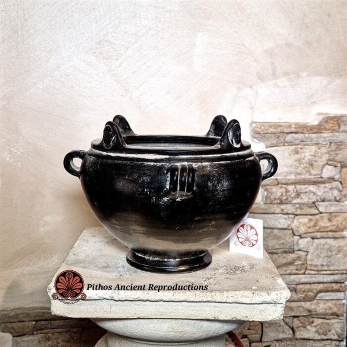 Coppa biansata etrusca in bucchero volti a rilievo