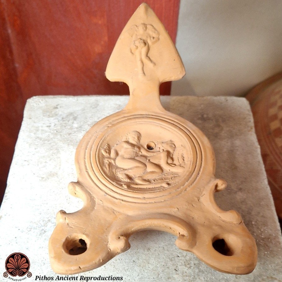 Lucerna scena erotica terracotta - immagine 3