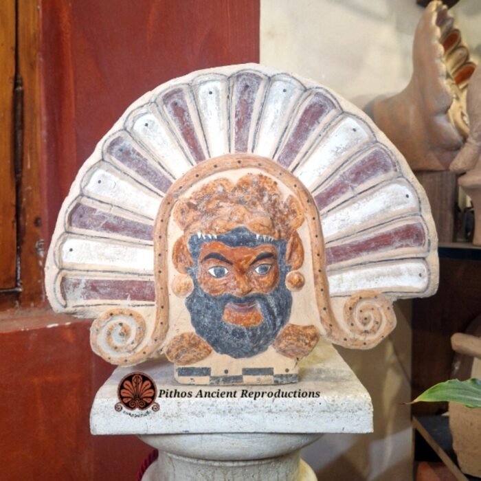Antefissa etrusca policroma satiro con pelliccia di leone in terracotta